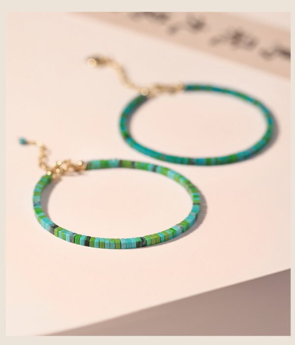 Exquisite green turquoise hand chain with a small group design, ancient square turquoise, fresh green jewelry.